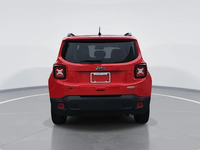 Used 2019 Red Jeep Latitude image 4
