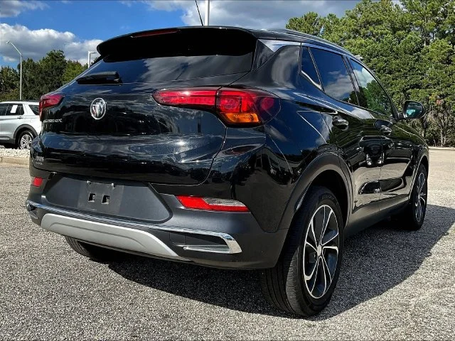 Used 2022 Black Buick Essence image 4