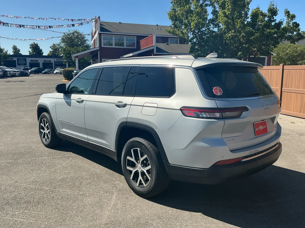 Used 2024 Silver Zynith Jeep Limited image 7