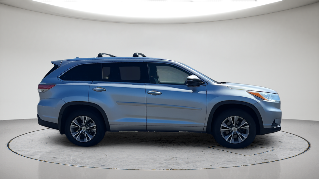 Used 2014 Silver Toyota XLE V6 image 4