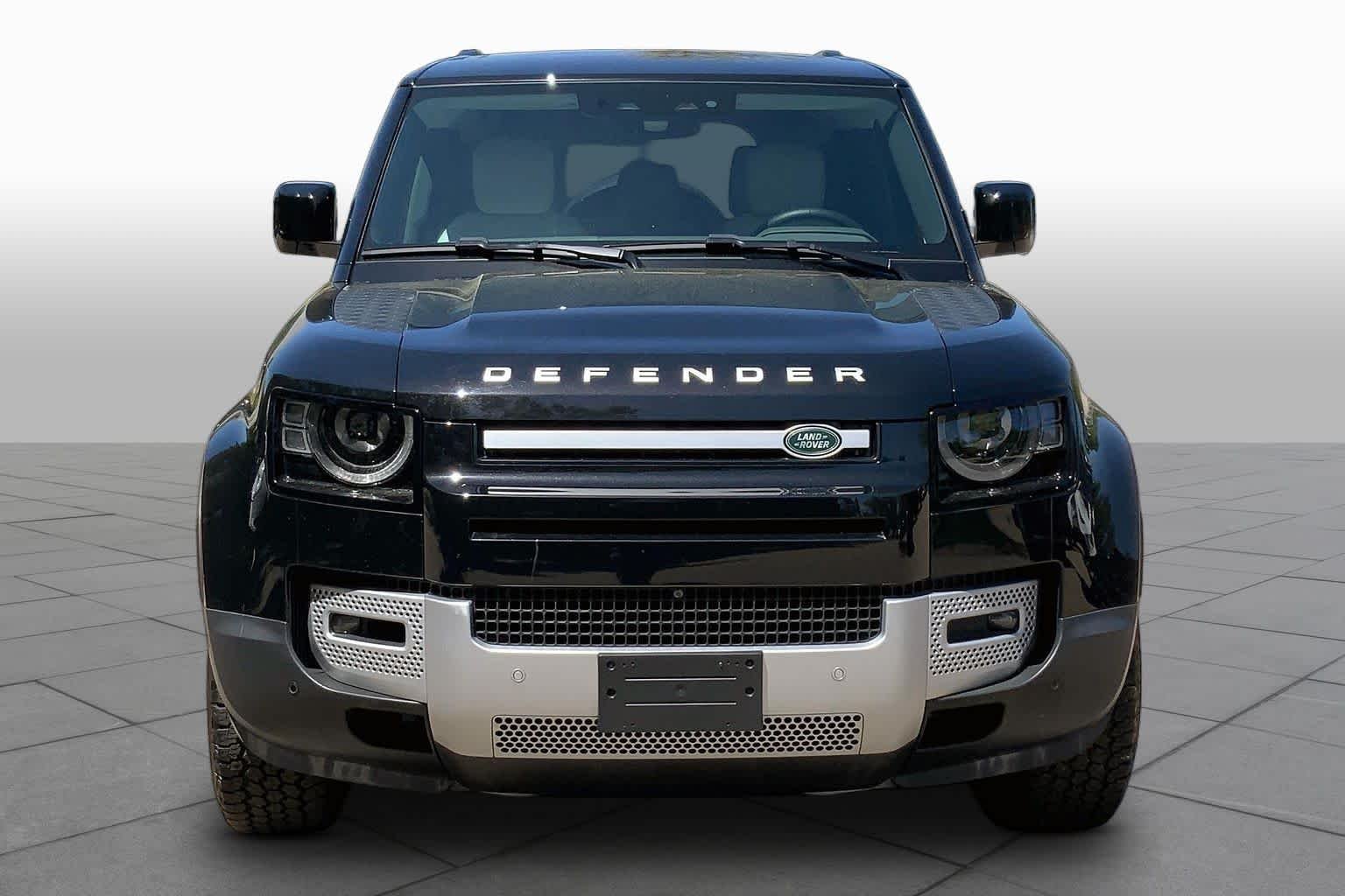 Used 2025 Santorini Black Metallic Land Rover S image 4