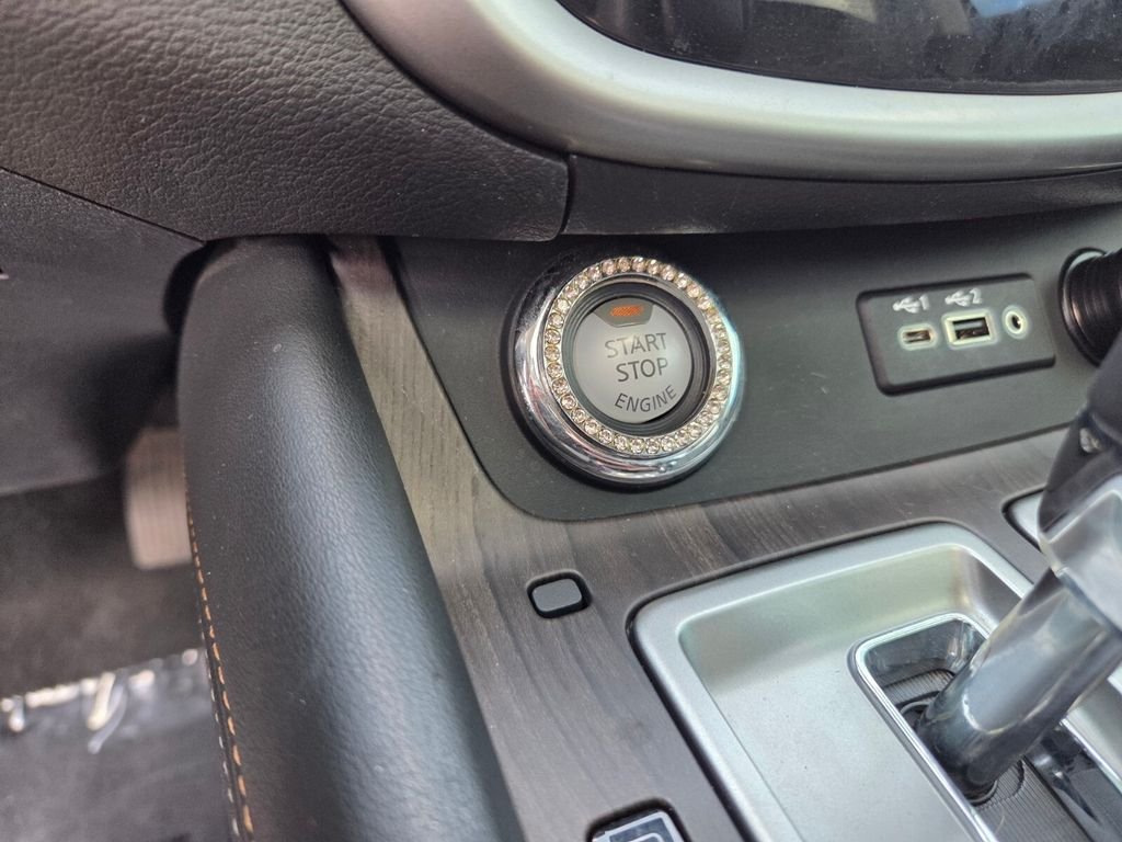 Used 2022 Black Nissan Platinum image 29