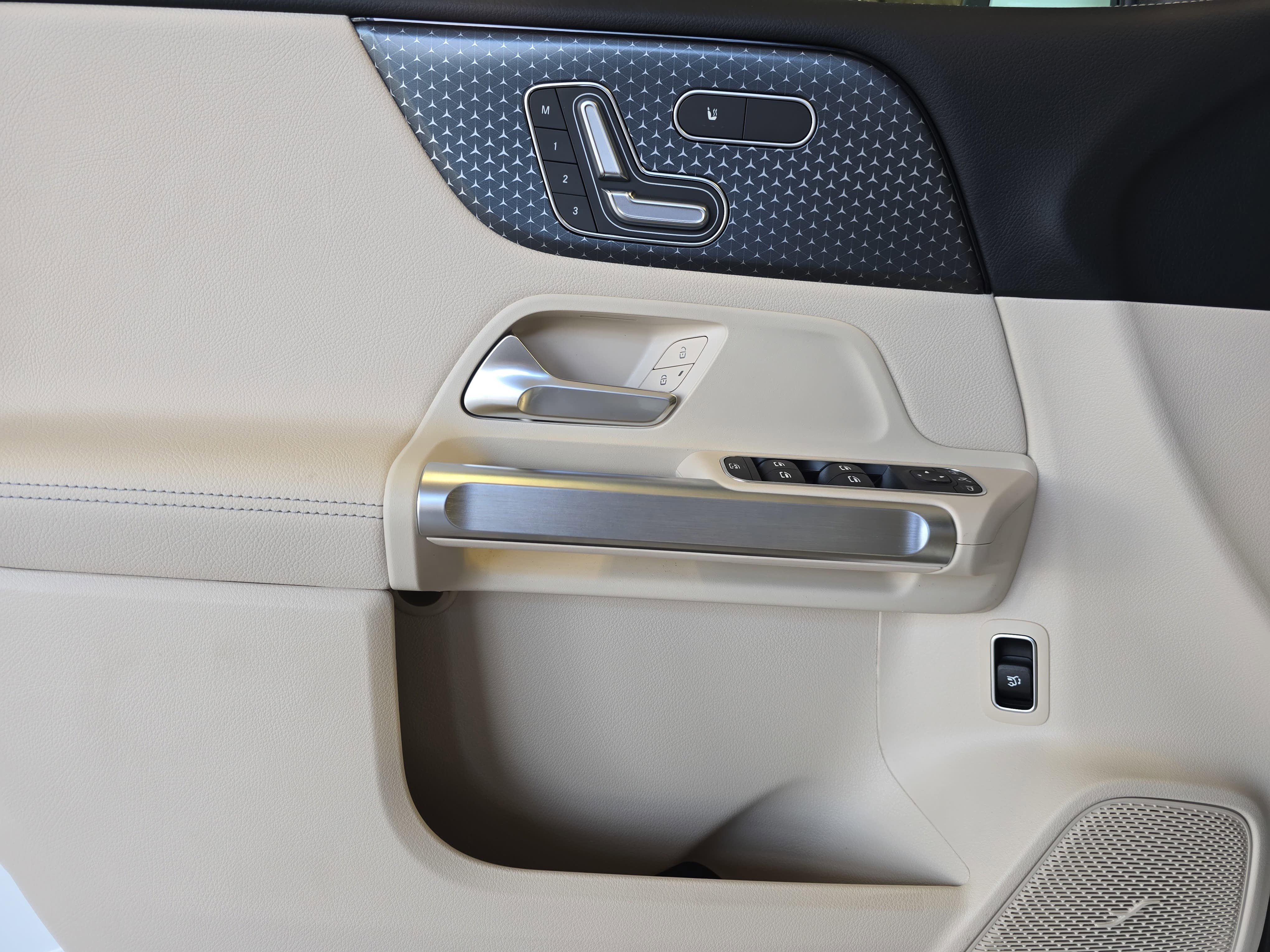 New 2026 Polar White Mercedes-Benz GLB250 image 27