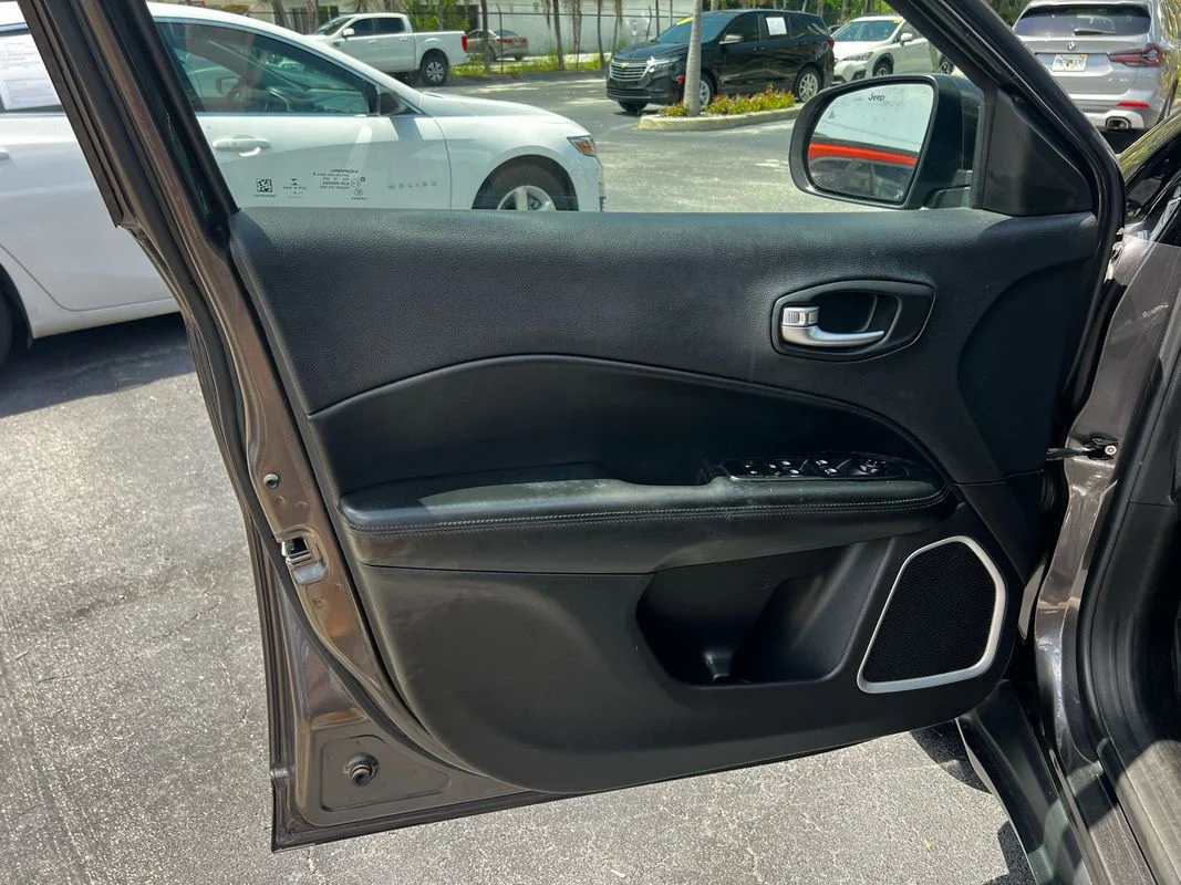 Used 2018  Jeep Altitude 4x4 image 15