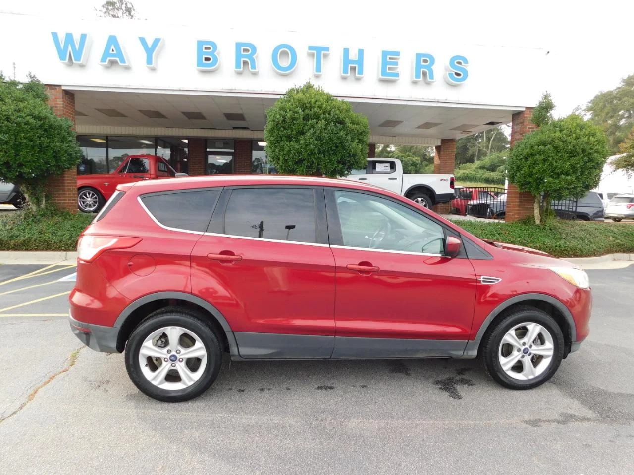 Used 2014 Red Ford FWD 4dr SE image 1
