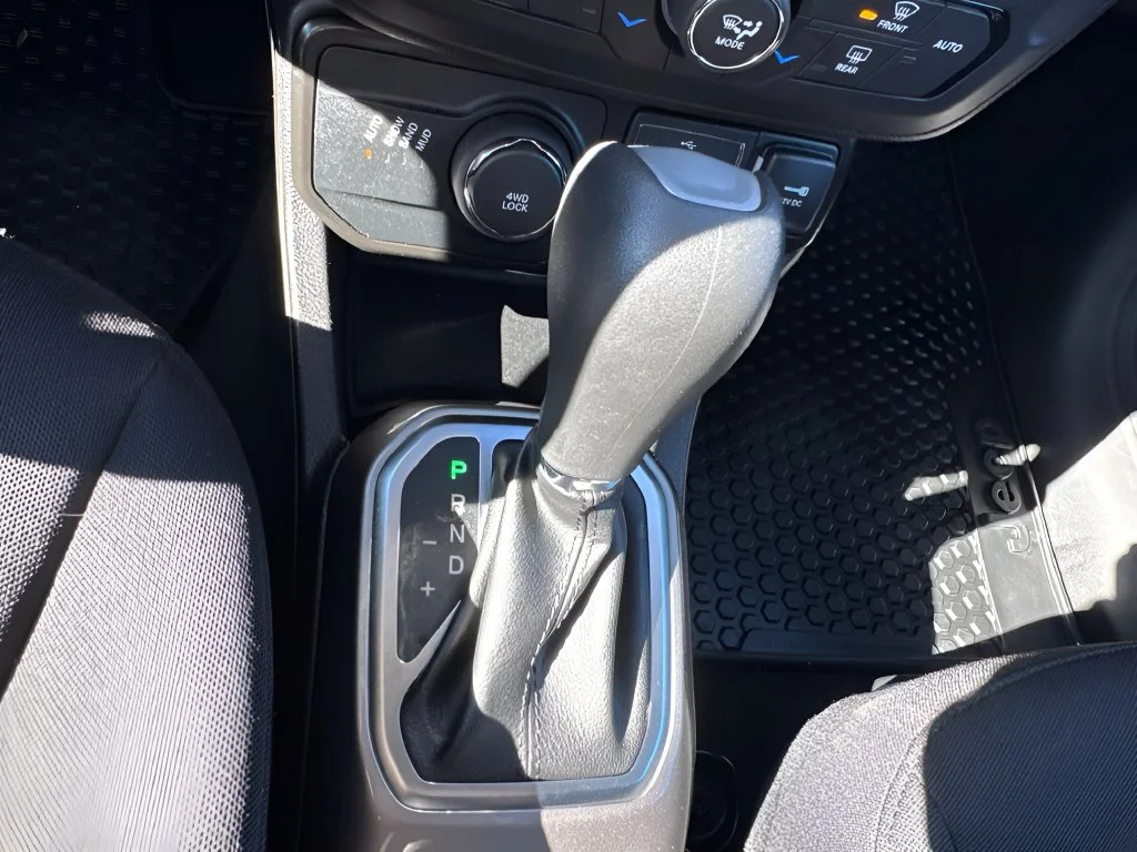 Used 2022 White Jeep Latitude image 12