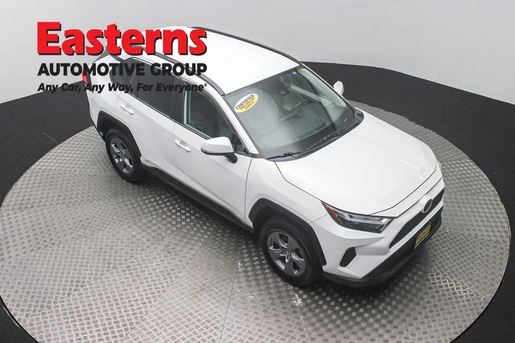 Used 2022 White Toyota XLE image 3