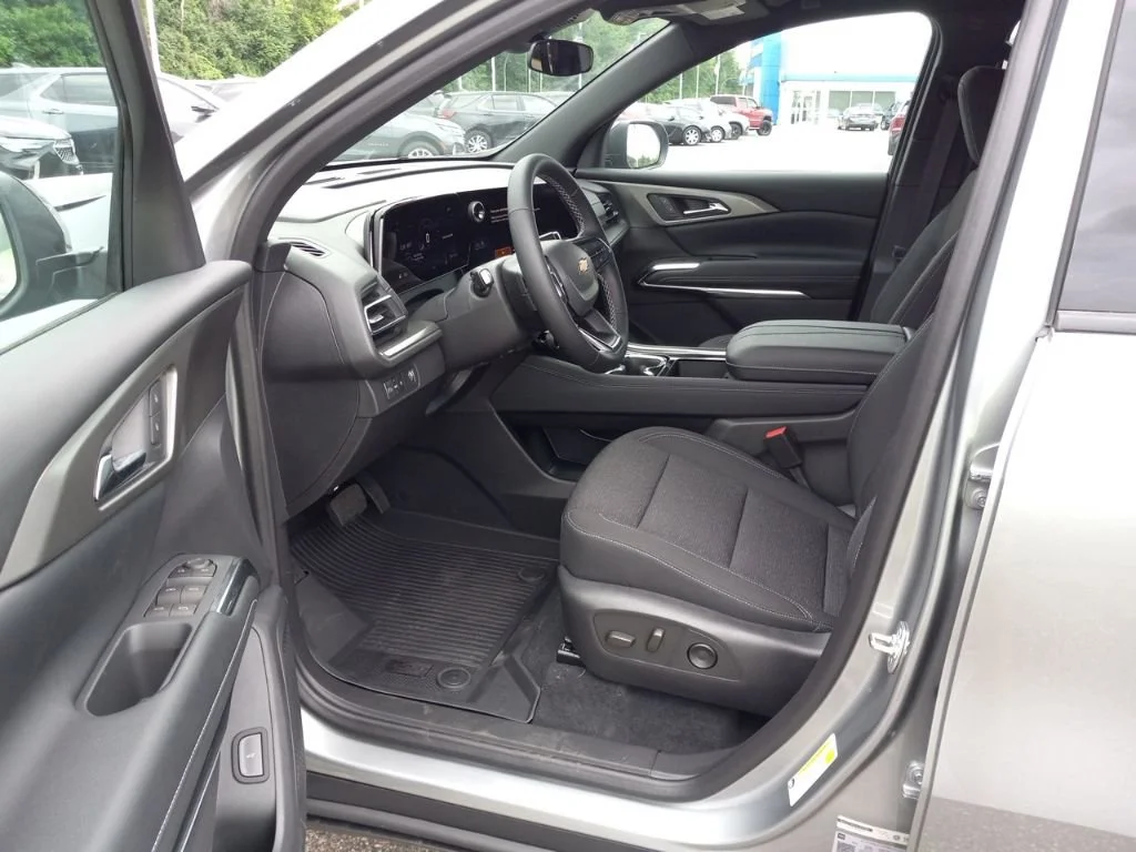 2025 Chevrolet Traverse LT - Photo 8