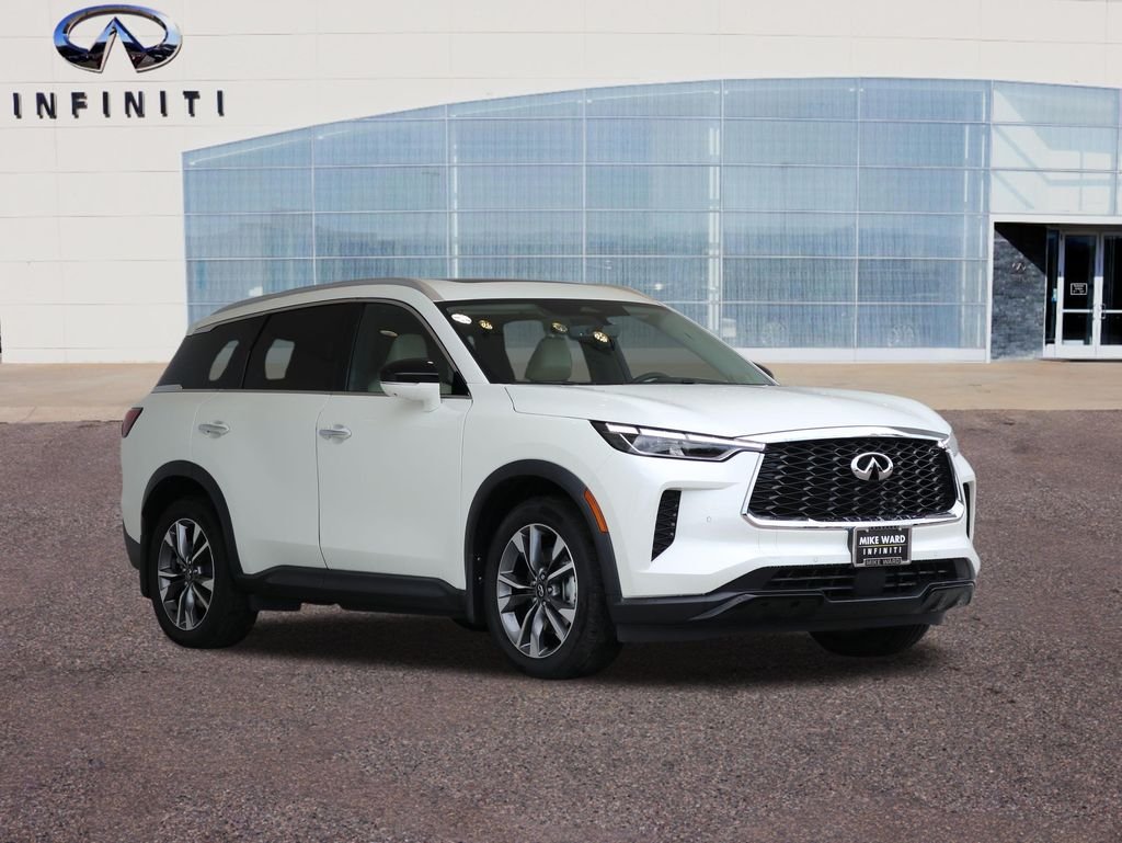 Used 2023 White INFINITI LUXE image 58