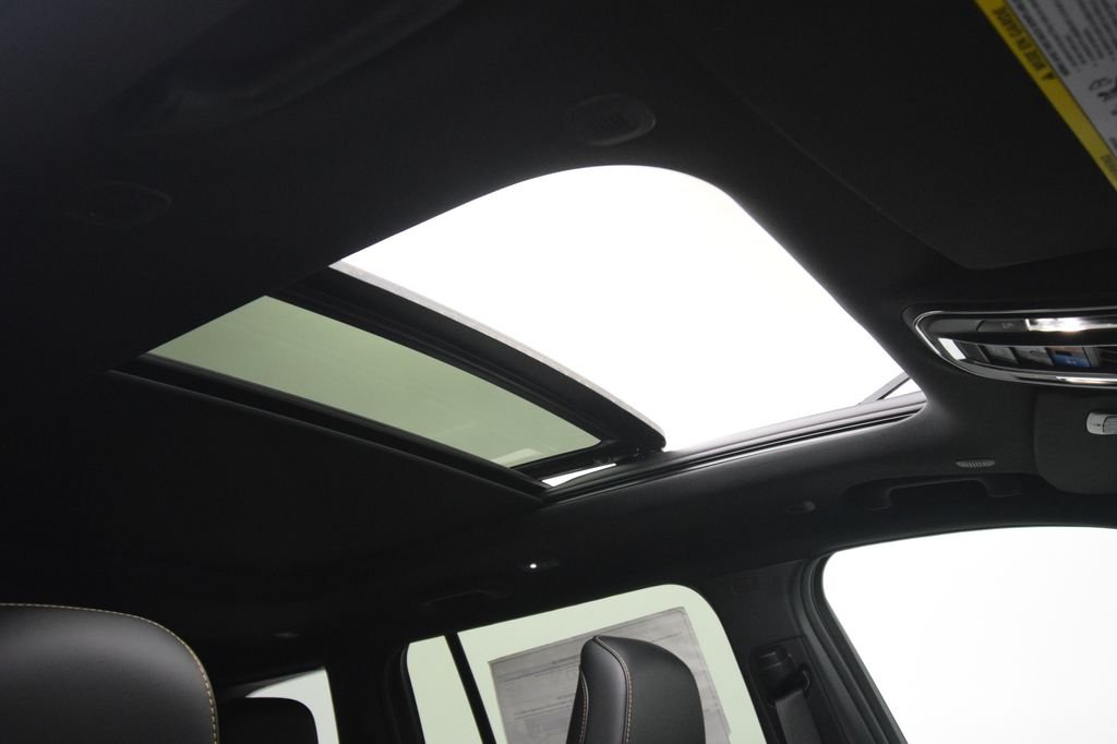 New 2026 Bright White Clear-Coat Exterior Paint Jeep  image 15