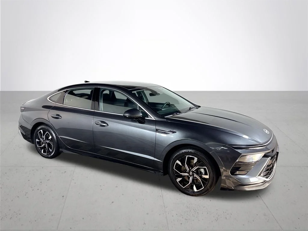 Used 2024 Gray Hyundai SEL image 4