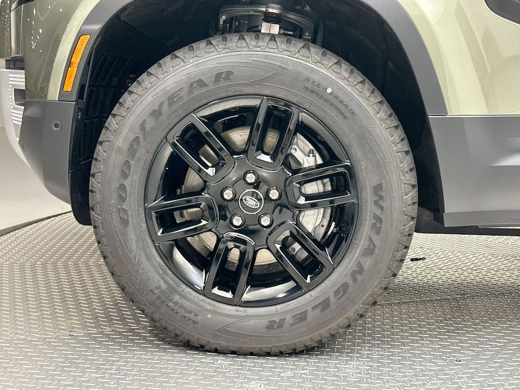 Used 2025 Pangea Green Metallic Land Rover S image 4