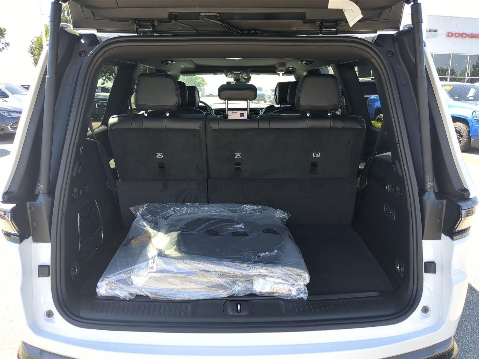New 2026 Bright White Clear-Coat Exterior Paint Jeep Limited Altitude image 30