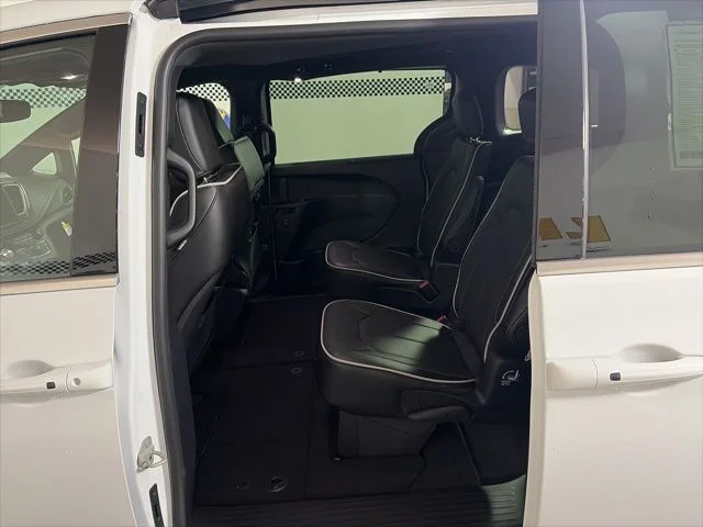 New 2026 Bright White Clear-Coat Exterior Paint Chrysler Limited image 18