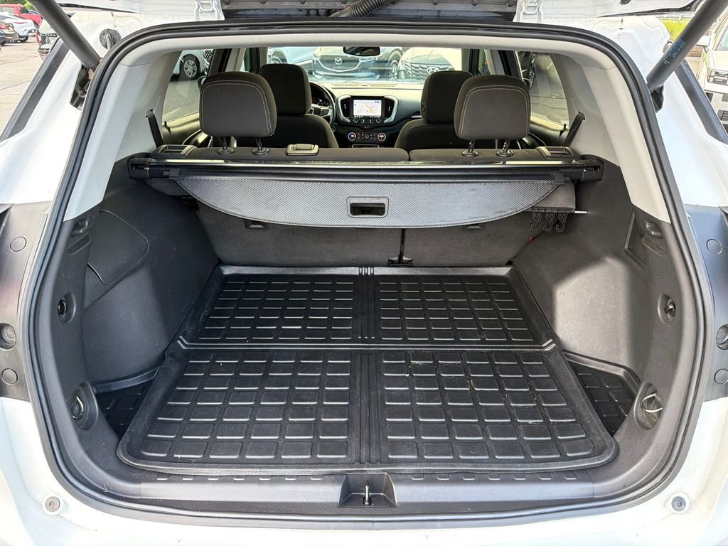 Used 2023 White GMC SLE image 18