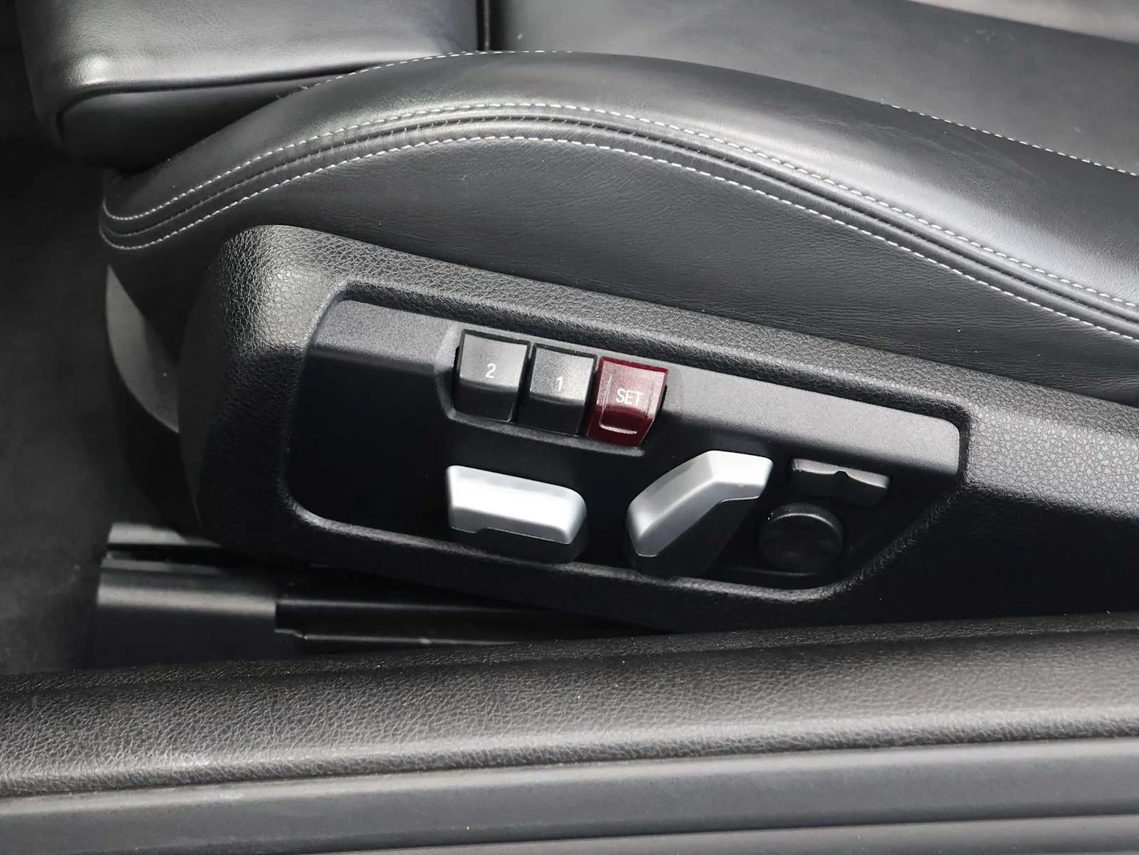 Used 2018 Black Sapphire Metallic BMW  image 14