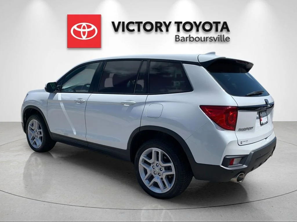 Used 2024 White Honda EX-L image 3