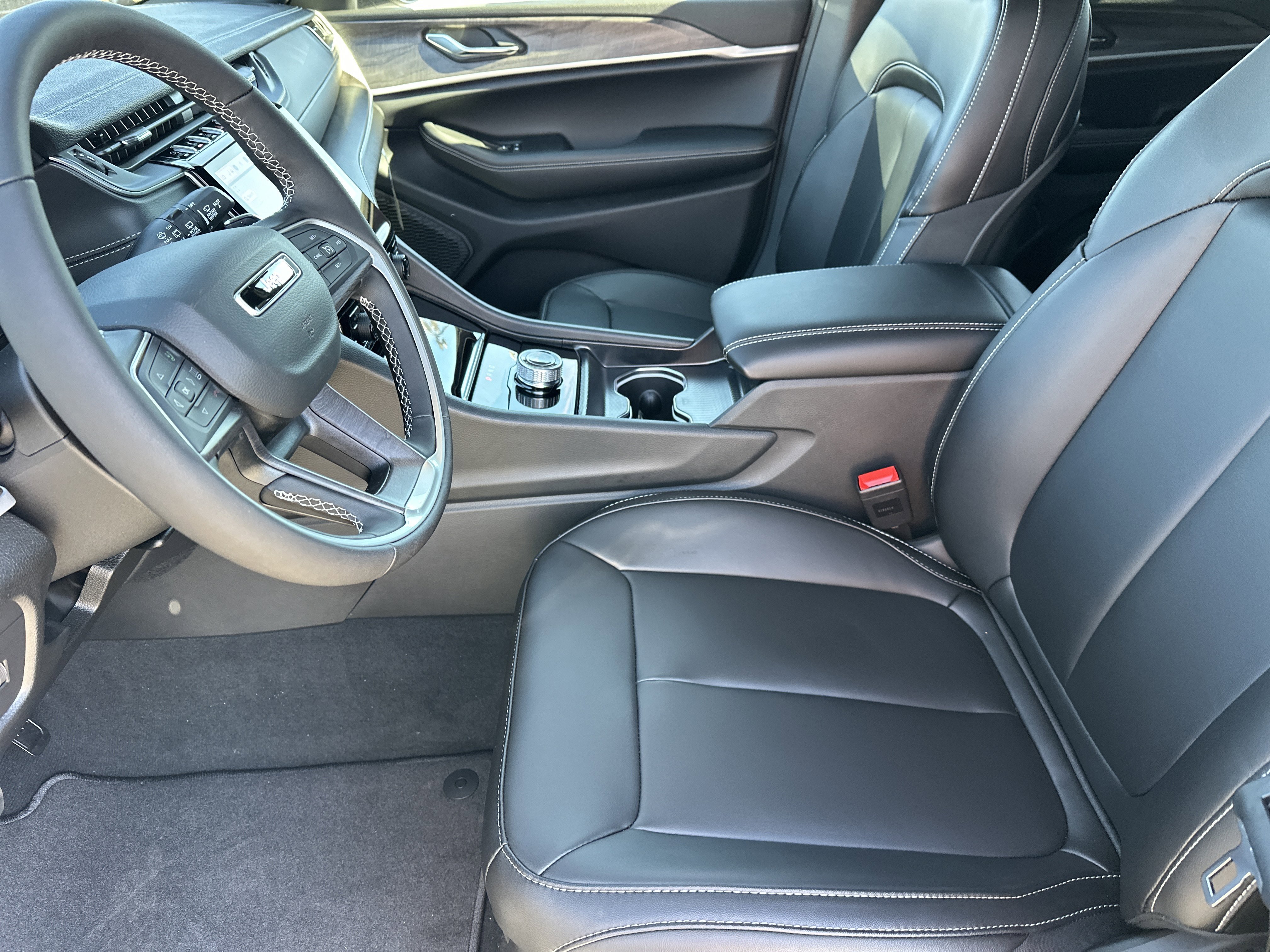 New 2025 Baltic Gray Metallic Clear-Coat Exterior Paint Jeep Limited image 10