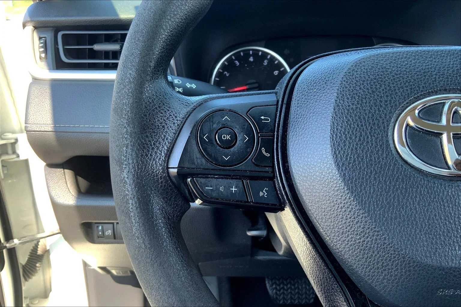 Used 2022 White Toyota XLE image 23