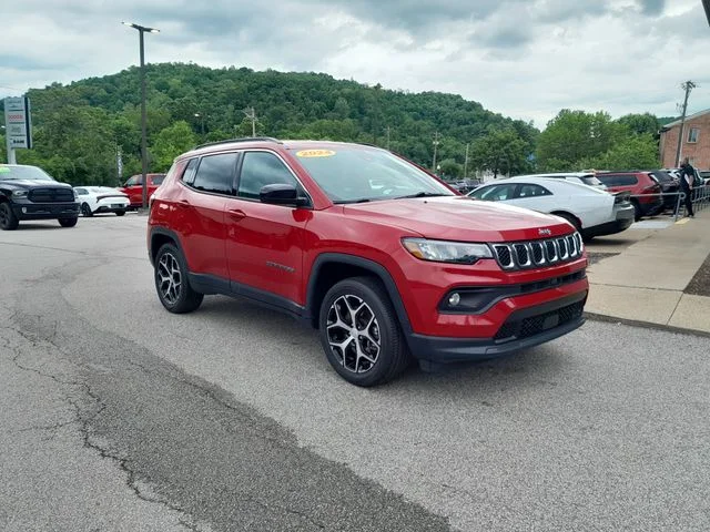 Used 2024  Jeep Latitude image 2