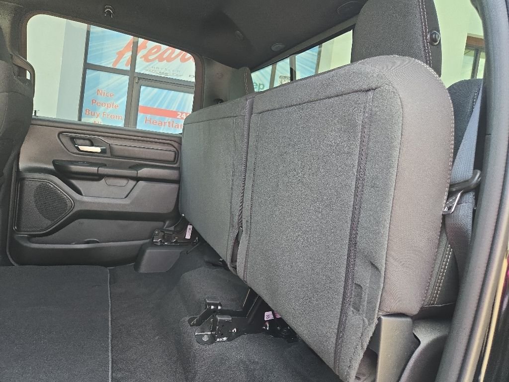 New 2026 Diamond Black Crystal Pearl-Coat Exterior Paint RAM Tradesman image 94