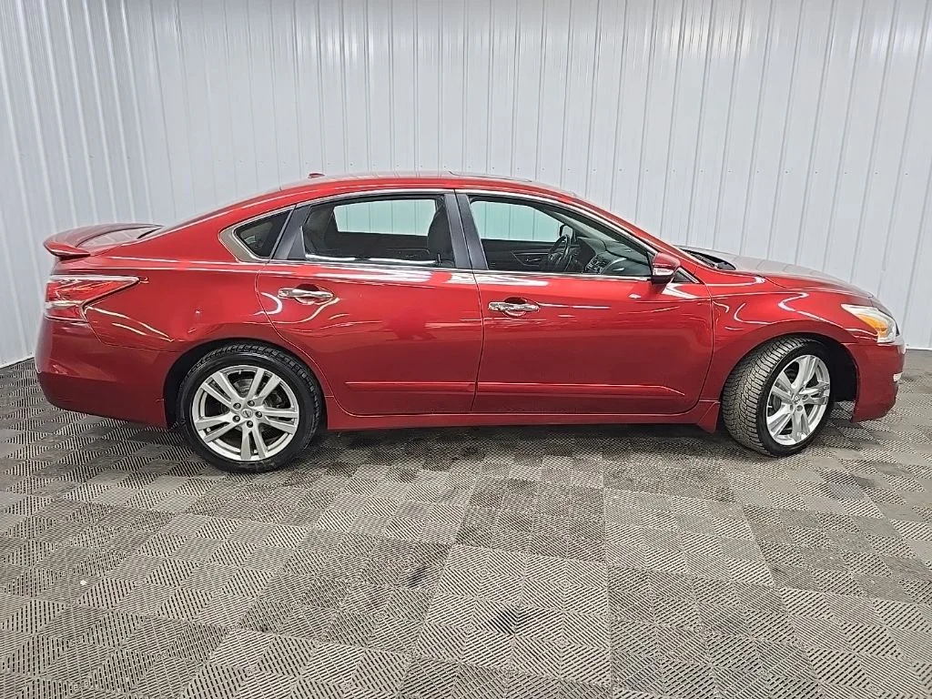 Used 2015 Red Nissan 3.5 SL image 2