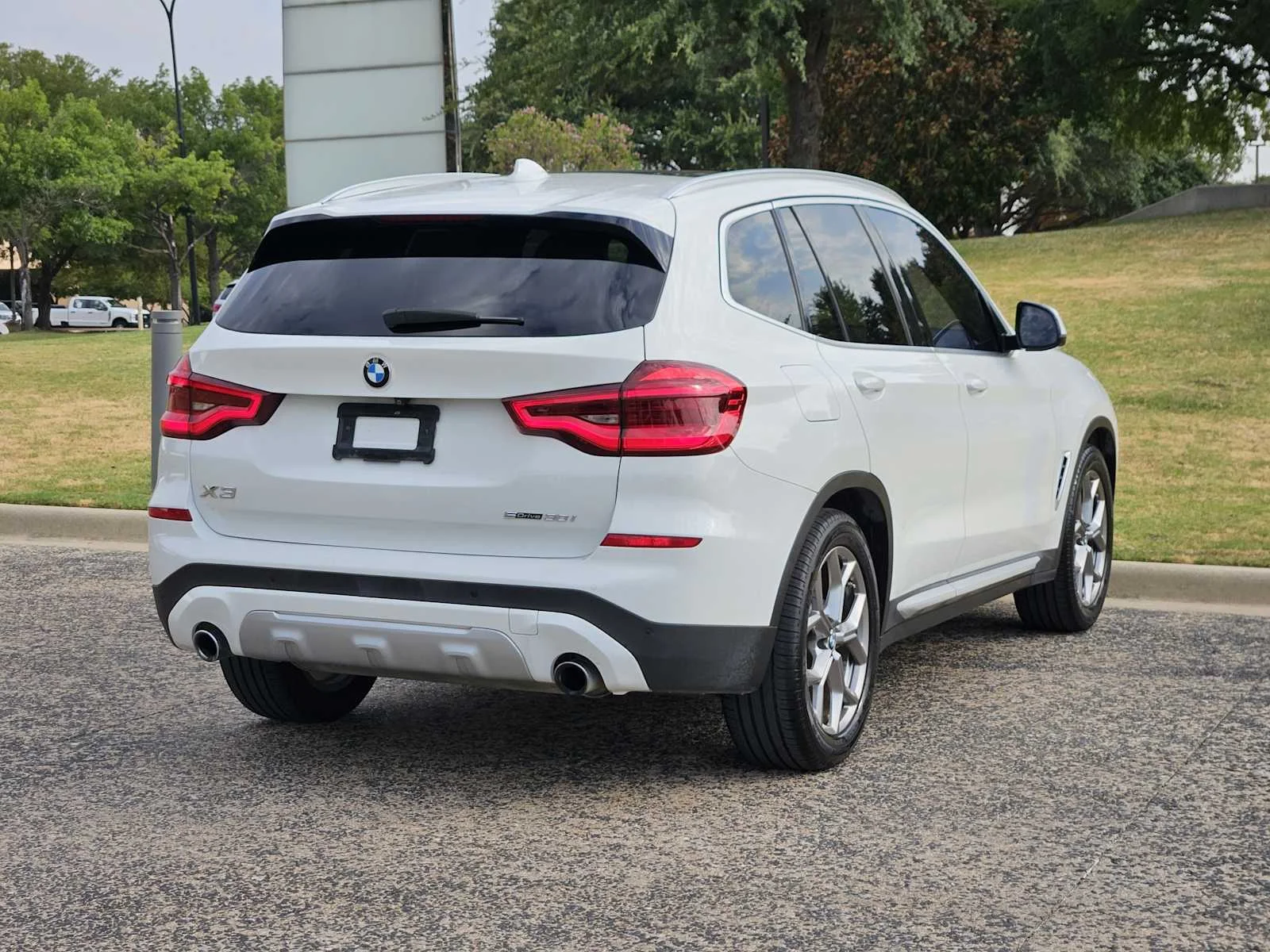 Used 2020 Alpine White BMW sDrive30i image 4