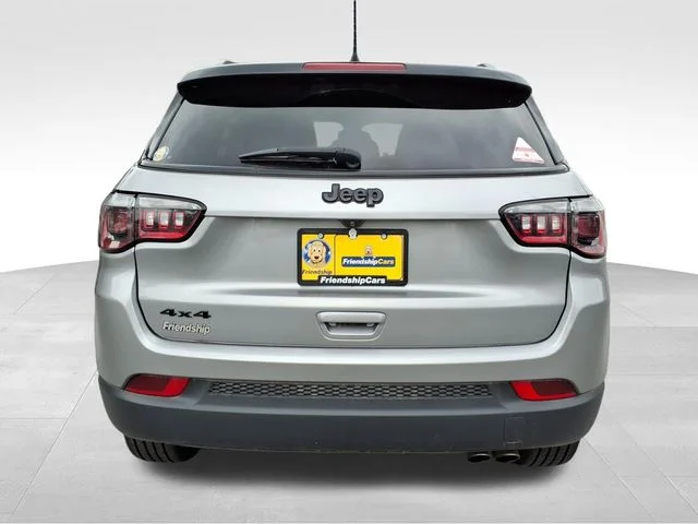 Used 2022 Silver Jeep Latitude image 10