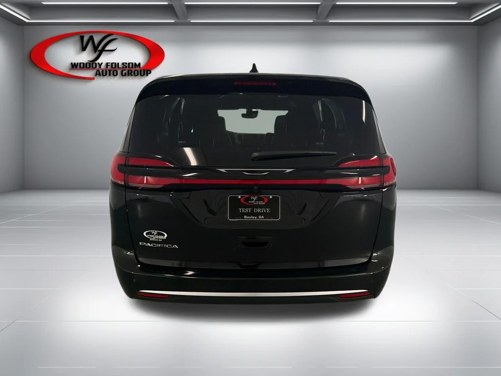 New 2027 Diamond Black Crystal Pearl-Coat Paint Chrysler Select image 7