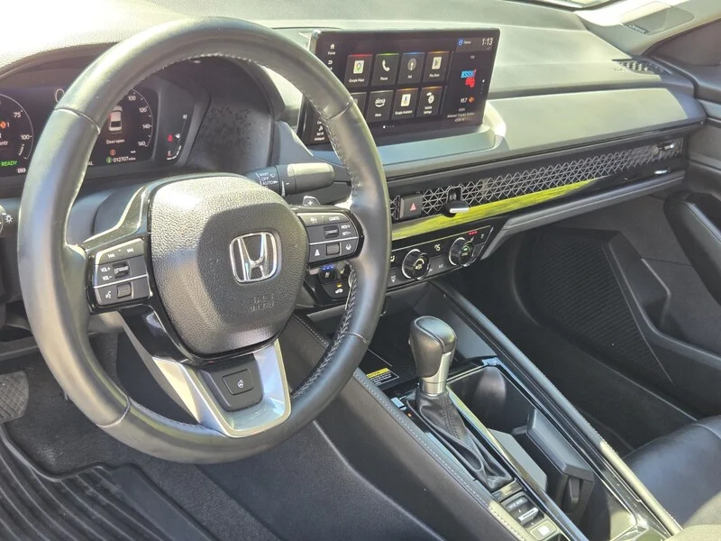 Used 2025 Platinum White Pearl Honda TOURING image 10