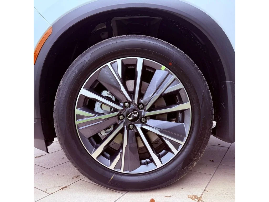 New 2026 Radiant White INFINITI Luxe AWD image 32