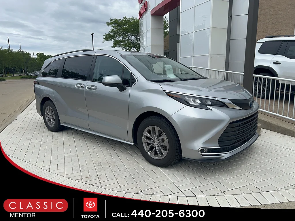 2024 Toyota Sienna XLE 8-Passenger Hybrid FWD's photo