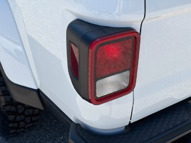 Used 2025 Bright White Clearcoat Jeep High Tide image 10