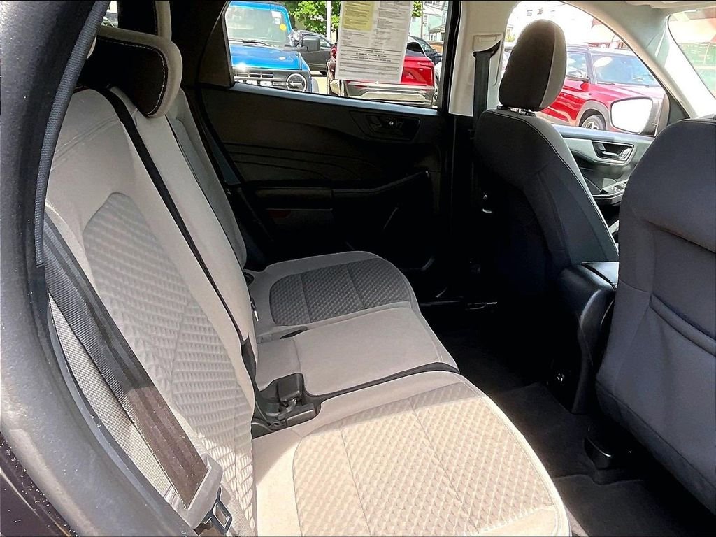 Used 2022 Black Ford SE image 16