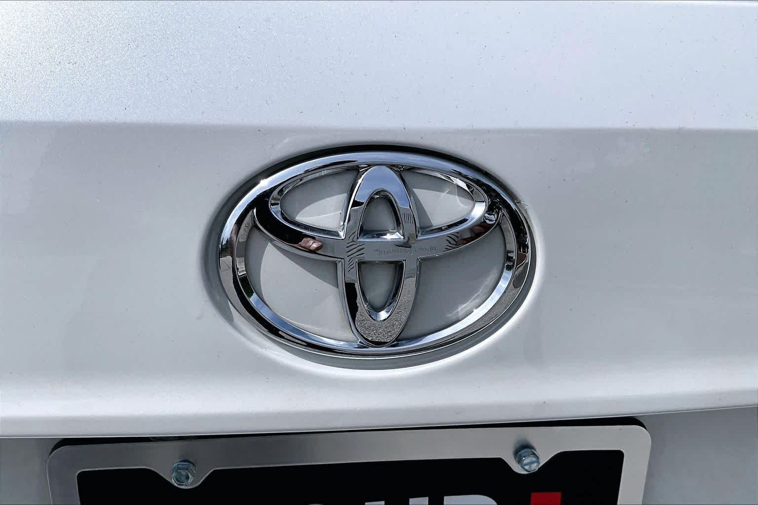 Used 2023 Wind Chill Pearl Toyota XLE image 31