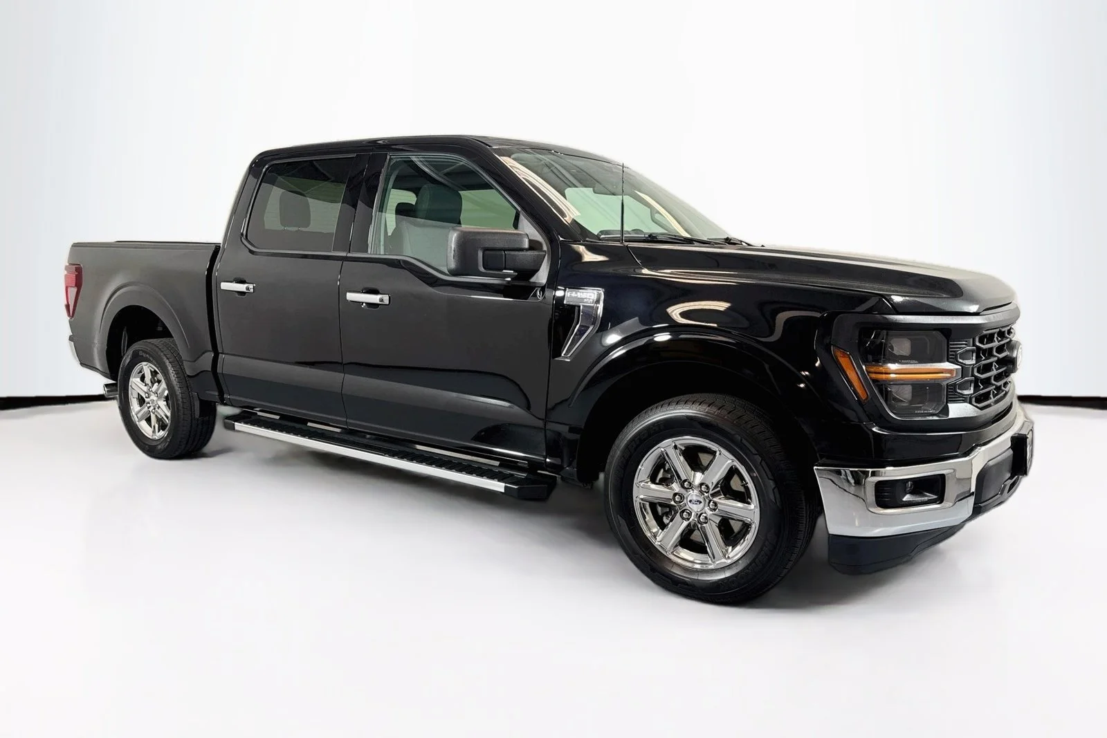 Used 2025 Agate Black Metallic Ford XLT image 3