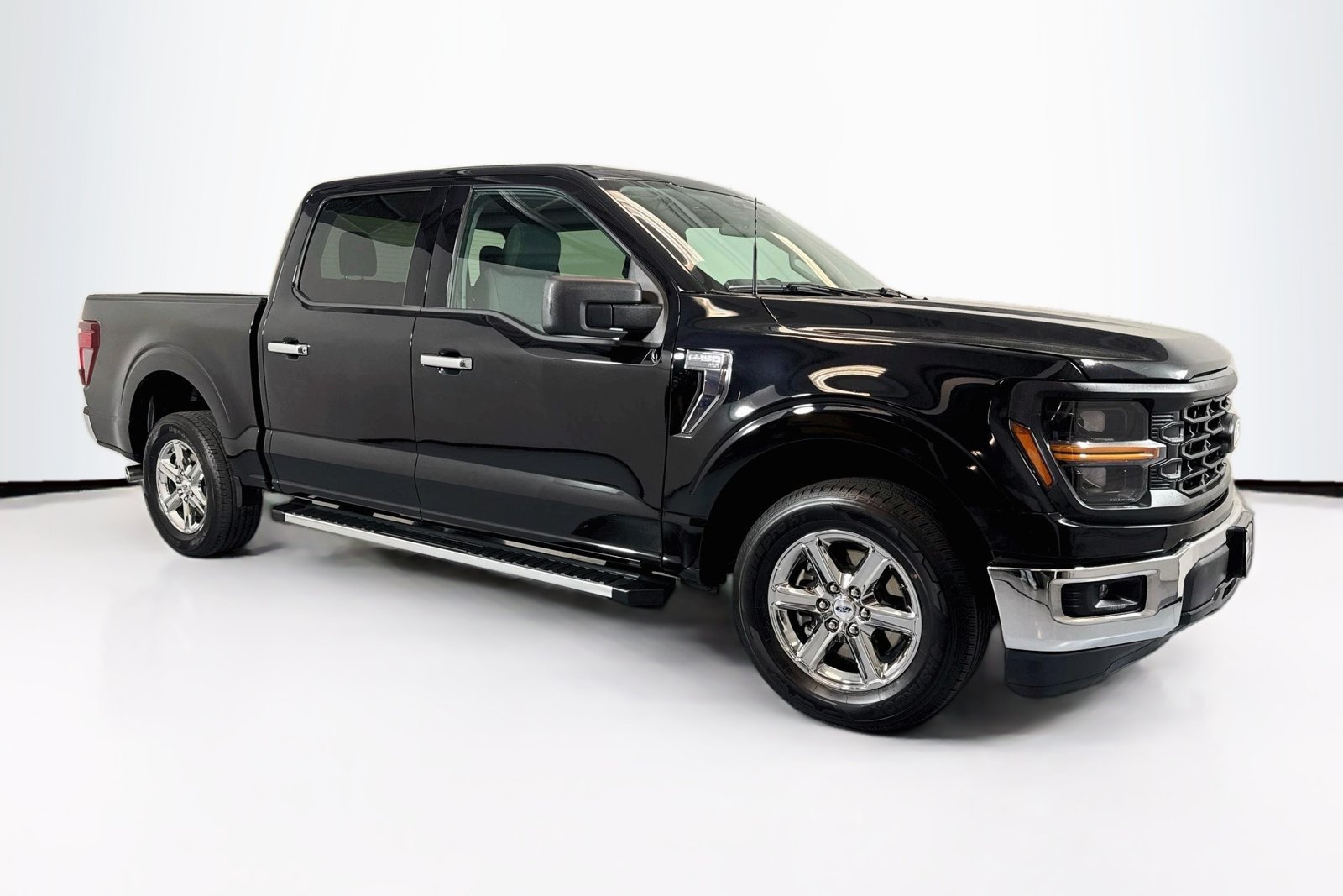 Used 2025 Agate Black Metallic Ford XLT image 3