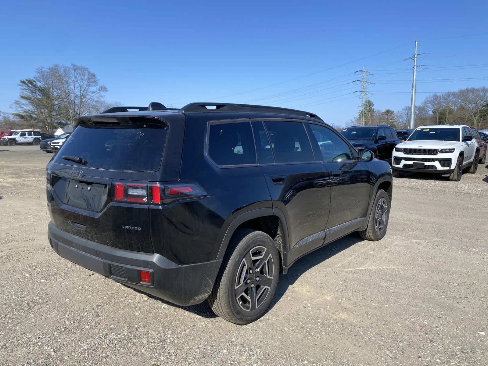 New 2026 Diamond Black Crystal Pearl-Coat Exterior Paint Jeep Laredo image 3