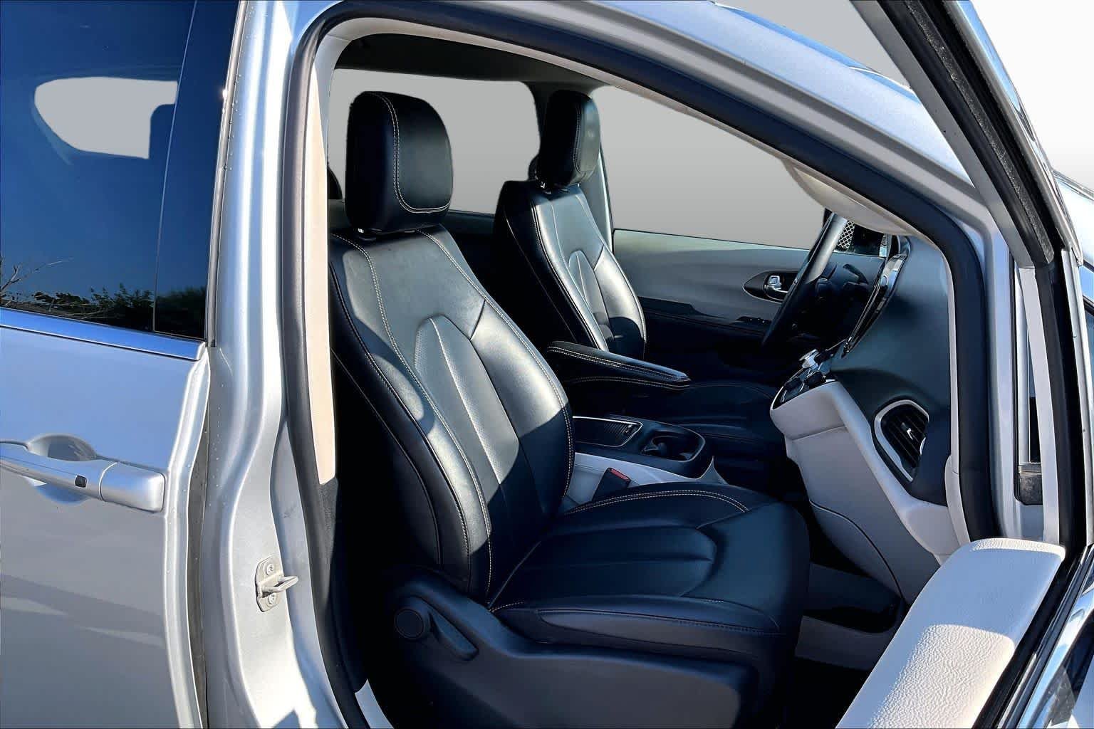 Used 2024 Silver Mist Clearcoat Chrysler Touring L image 9
