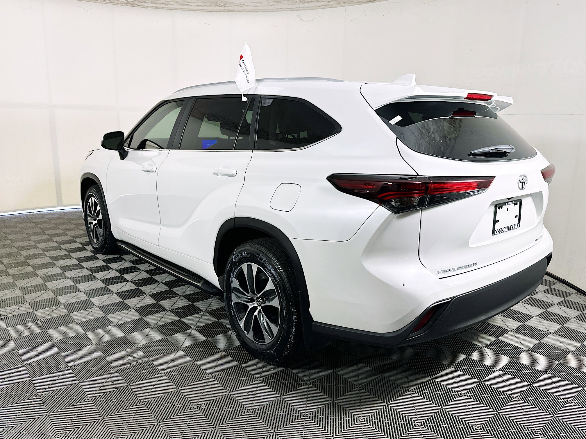 Certified Used 2025 Pearl Toyota XLE image 5