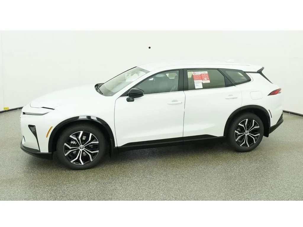 New 2026 Oxygen White Toyota XLE image 2