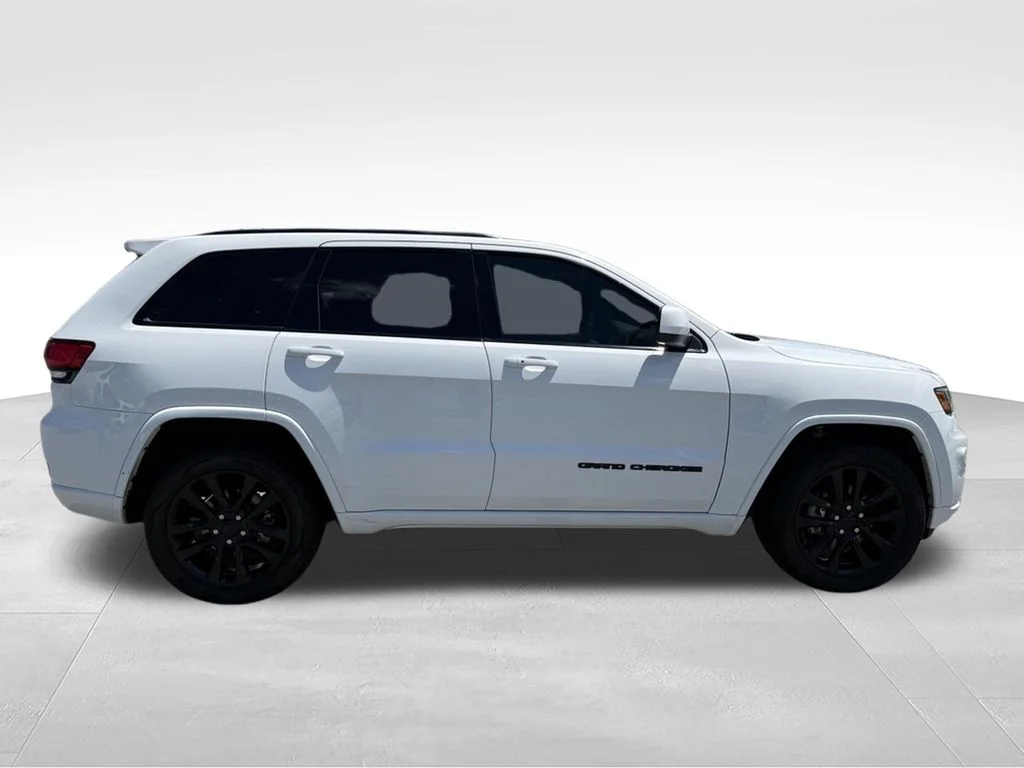 Used 2020 White Jeep Altitude image 27
