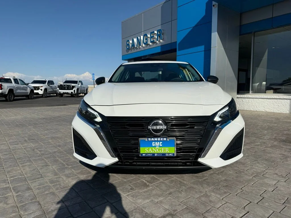 Used 2025 White Nissan 2.5 SV image 3