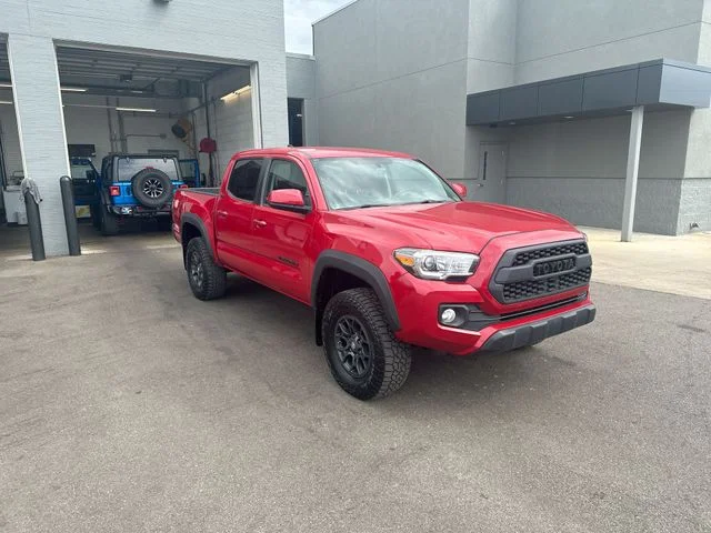 Used 2017 Red Toyota SR5 image 2