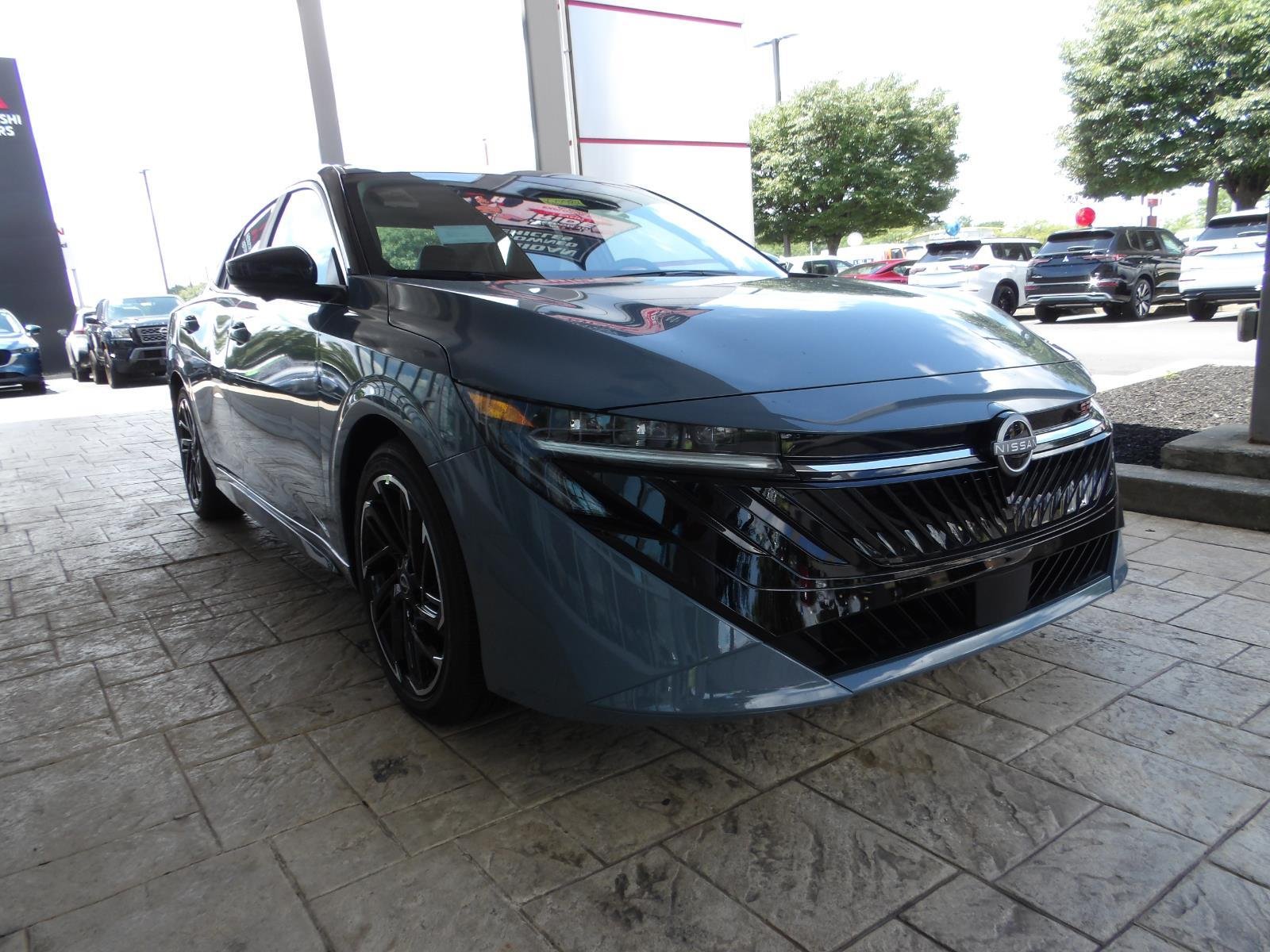 New 2026 Atlantic Gray Metallic / Super Black Two-tone Nissan SR image 3