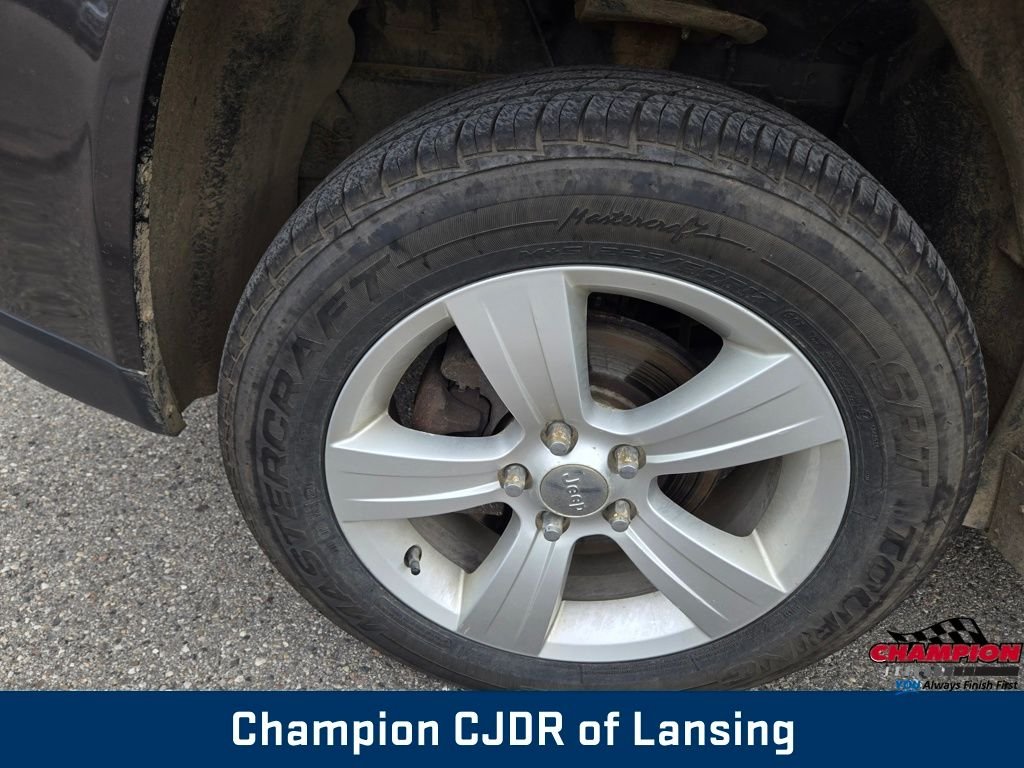 Used 2014 Granite Crystal Metallic Clearcoat Jeep Latitude image 11