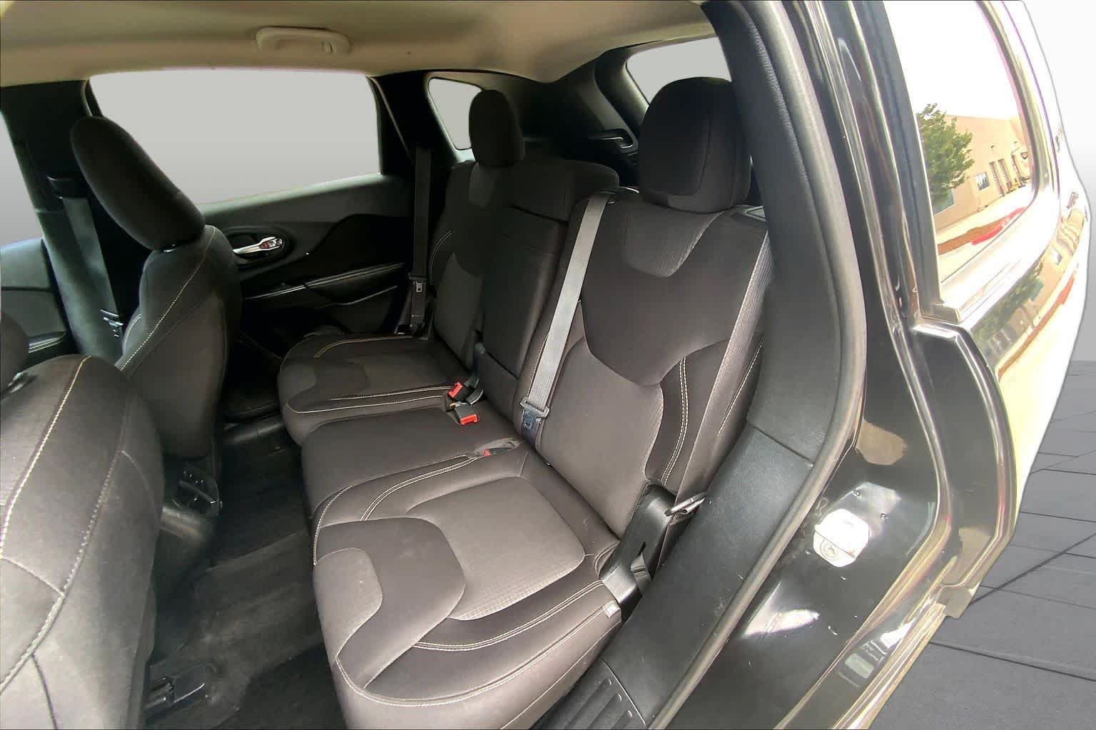 Used 2015 Brilliant Black Crystal Pearlcoat Jeep Latitude image 21