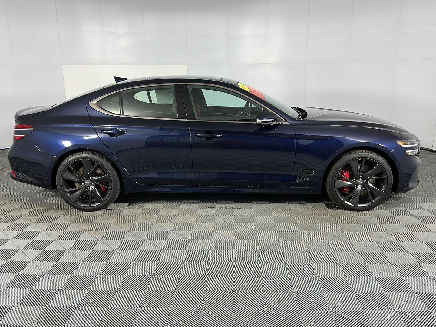 Used 2023 Capri Blue Genesis 3.3T image 10
