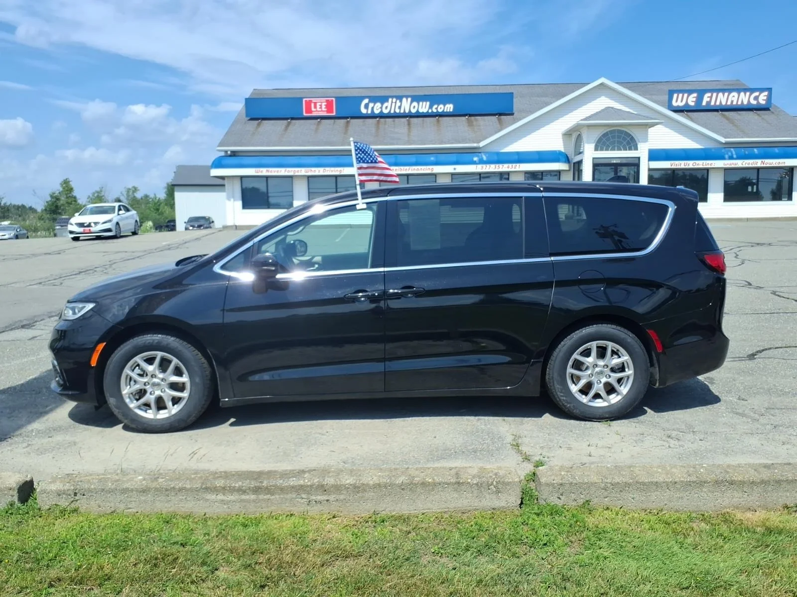 Used 2024 Diamond Black Chrysler Touring L image 7