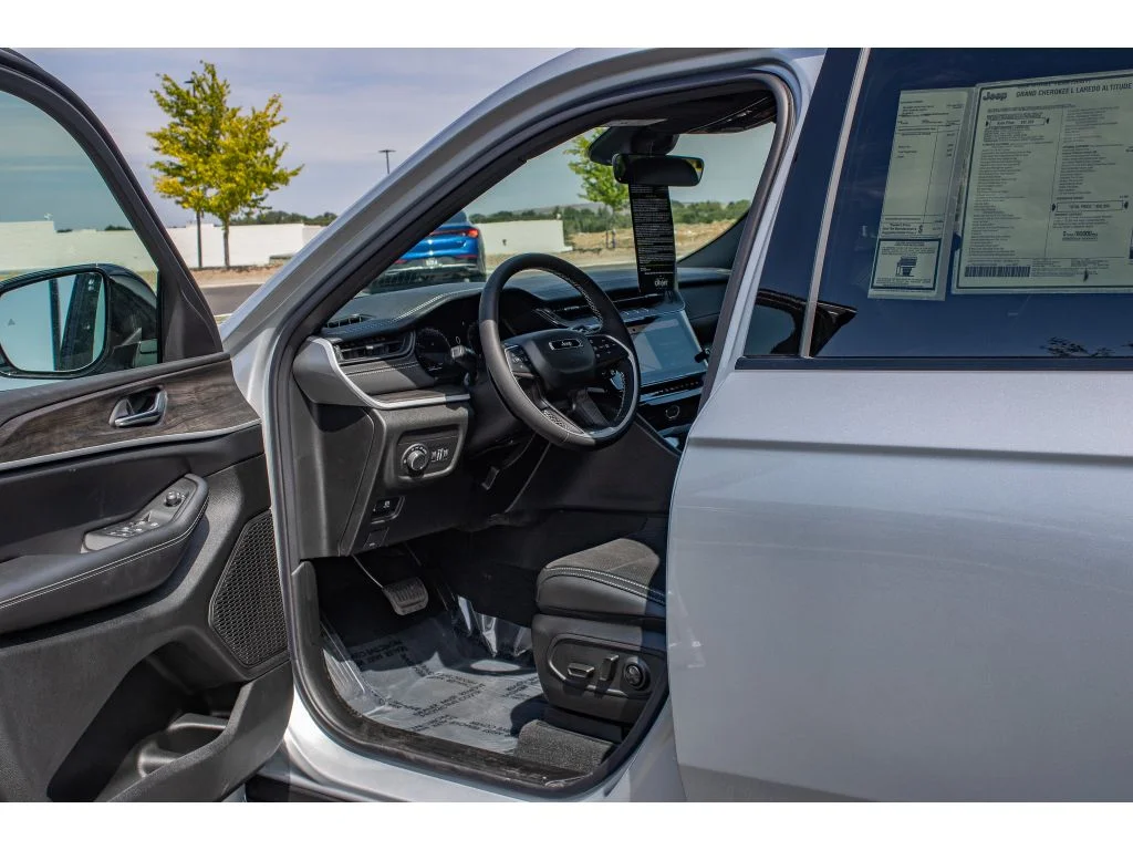 New 2026 Silver Zynith Exterior Paint Jeep Laredo Altitude image 30